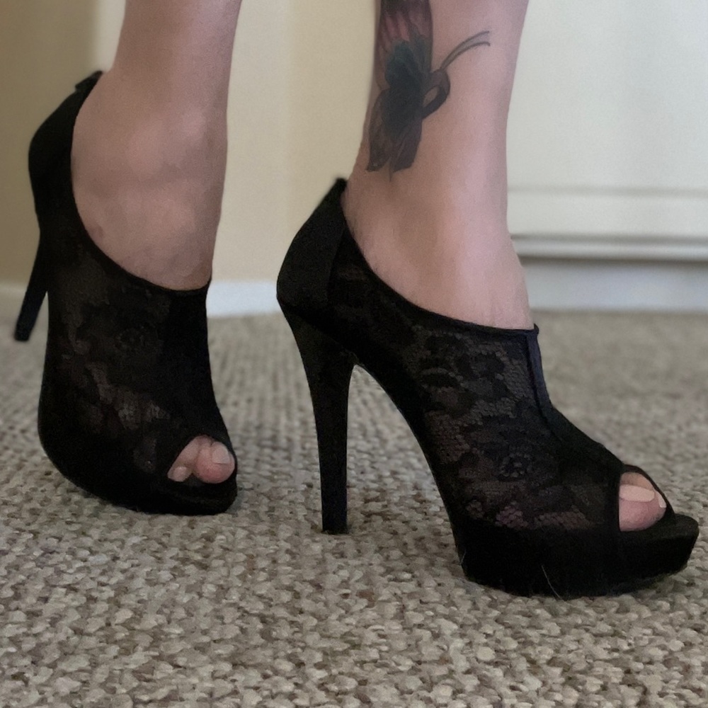 ELLE Black Pumps, Lace Pattern Peep-Toes.